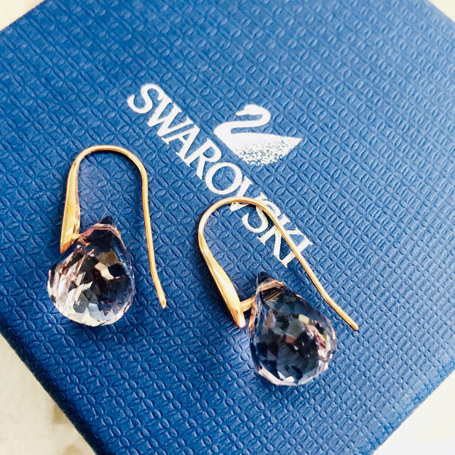 SWAROVSKI(スワロフスキー)のスワロフスキー　ティアドロップ ピアス　正規品　SWAROVSKI ラベンダー レディースのアクセサリー(ピアス)の商品写真