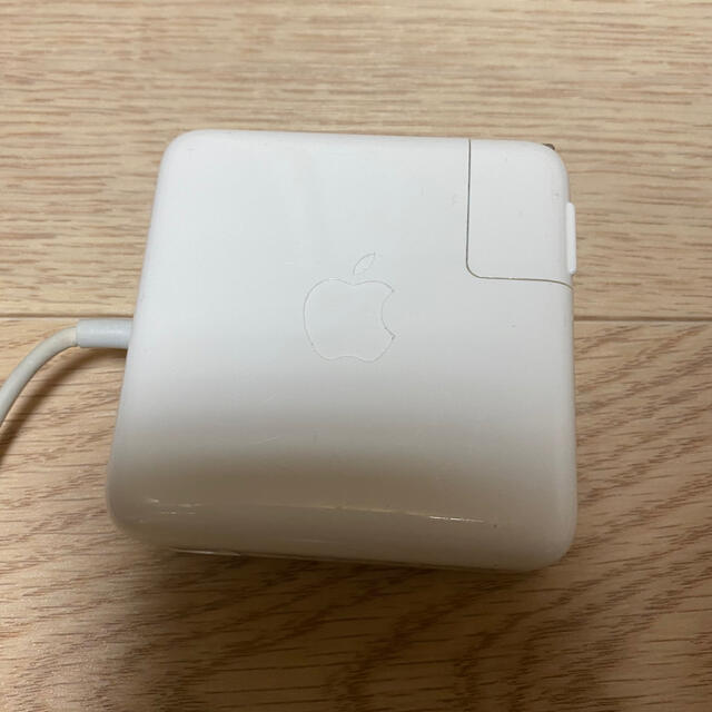 Mac (Apple)(マック)のApple 純正 充電器　L型 スマホ/家電/カメラのPC/タブレット(PC周辺機器)の商品写真