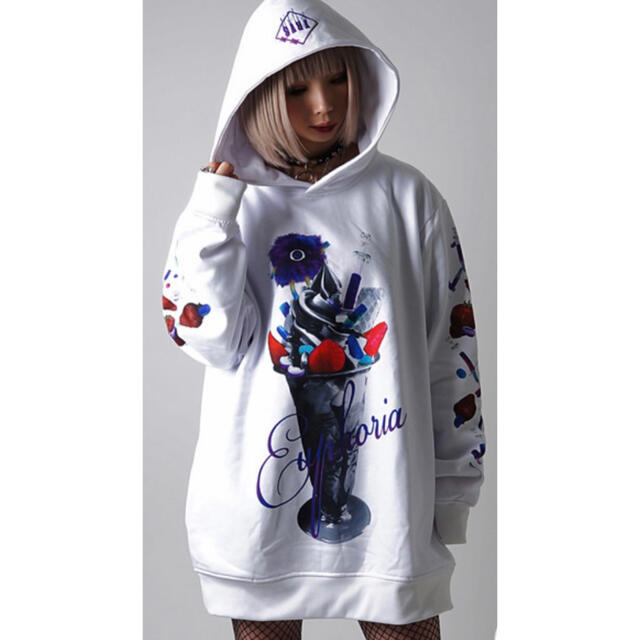 TRAVAS TOKYO Chemical Sundae Hoodie四葉環着用