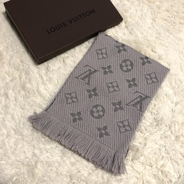 驚きの価格が実現！ LOUIS VUITTON ルイヴィトン エシャルプ ロゴマニアグリペルル ライトグレー - マフラー+ショール