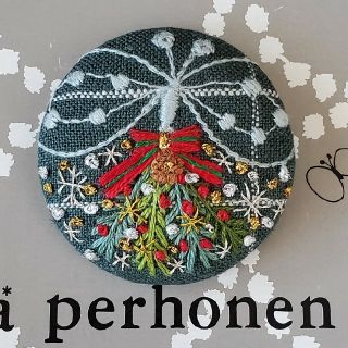 ミナペルホネン(mina perhonen)のミナペルホネンお花の刺繍☆ヘアゴムorブローチ☆ハンドメイド(ヘアゴム/シュシュ)