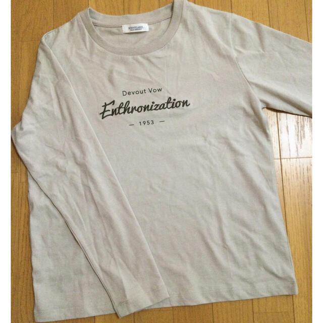 URBAN RESEARCH(アーバンリサーチ)のSonny Label 刺繍ロゴロングTシャツ【グレー】未使用 レディースのトップス(Tシャツ(長袖/七分))の商品写真