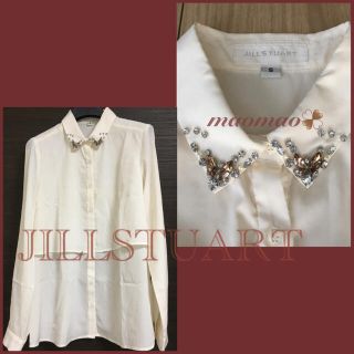 ジルスチュアート(JILLSTUART)のJILL STUART ビジュー付き ブラウス シャツ ホワイト(シャツ/ブラウス(長袖/七分))