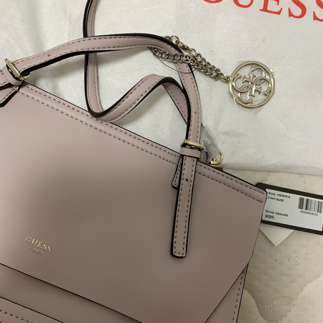 GUESS(ゲス)のGUESS ゲス　新品未使用タグ付き　トートバッグ　処分したいため値下げ レディースのバッグ(トートバッグ)の商品写真