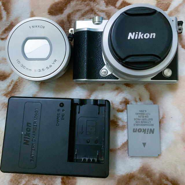 ミラーレス一眼 Nikon 1 J5 シルバーカメラ