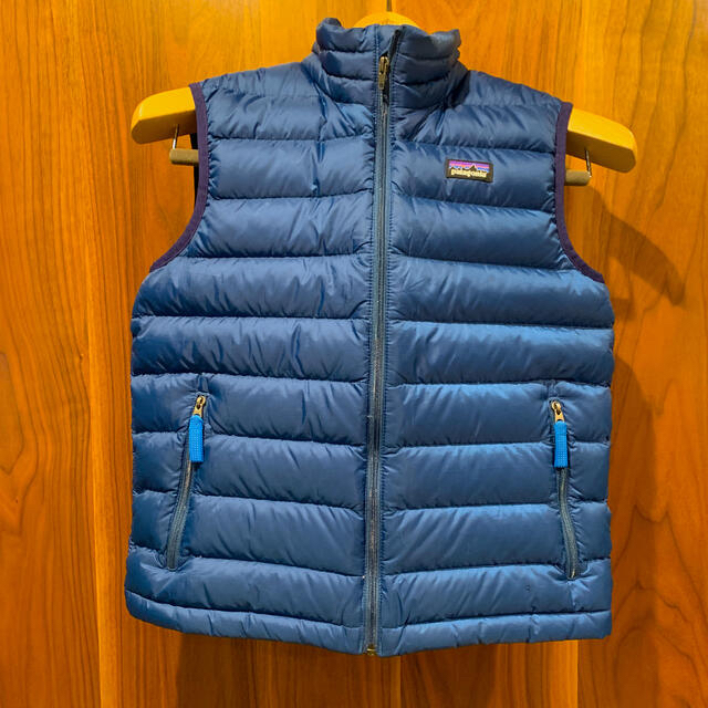 patagonia(パタゴニア)のパタゴニア　ダウンベスト　ボーイズMサイズ キッズ/ベビー/マタニティのキッズ服男の子用(90cm~)(ジャケット/上着)の商品写真