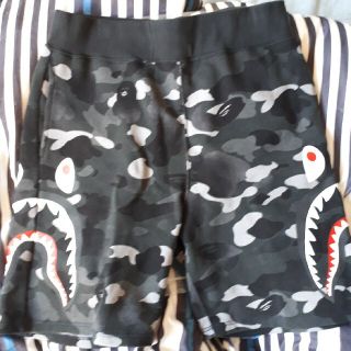 アベイシングエイプ(A BATHING APE)のa bathing ape shark sweat shorts 迷彩柄　黒　(ショートパンツ)