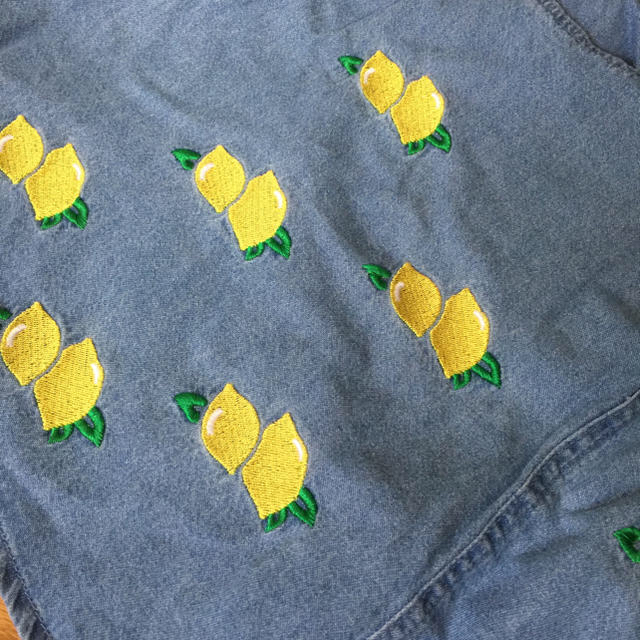 WEGO(ウィゴー)のレモン刺繍 デニムスカート レディースのスカート(ミニスカート)の商品写真