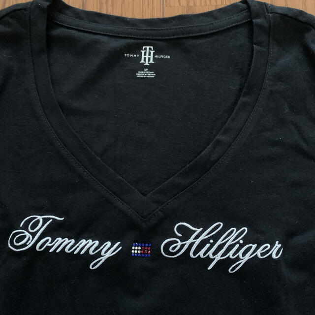 TOMMY HILFIGER(トミーヒルフィガー)のTOMMY HILFIGER VネックTシャツ　 レディースのトップス(Tシャツ(半袖/袖なし))の商品写真