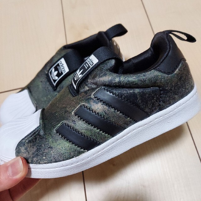 adidas(アディダス)のadidas アディダス  オリジナルス キッズ スニーカー   18cm キッズ/ベビー/マタニティのキッズ靴/シューズ(15cm~)(スニーカー)の商品写真