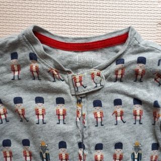 ベビーギャップ(babyGAP)のbaby gap 足つきロンパース 60cm　兵隊さん柄のみ(ロンパース)