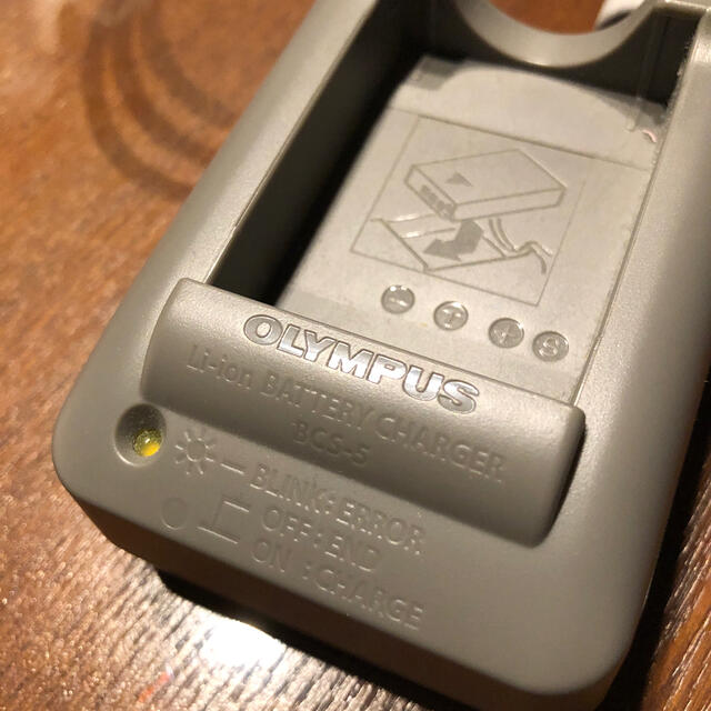 OLYMPUS(オリンパス)のオリンパス　充電器 スマホ/家電/カメラのスマートフォン/携帯電話(バッテリー/充電器)の商品写真