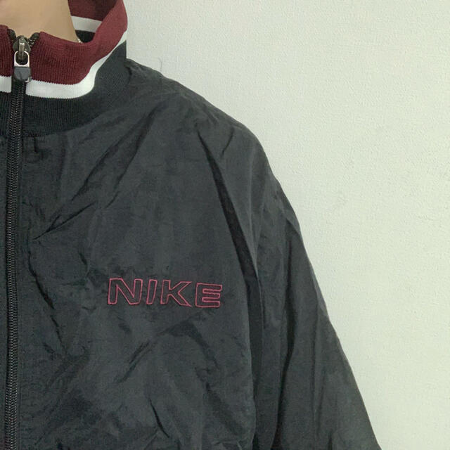 NIKE(ナイキ)のナイキ NIKE ナイロンジャケット 赤 黒 メンズのジャケット/アウター(ナイロンジャケット)の商品写真