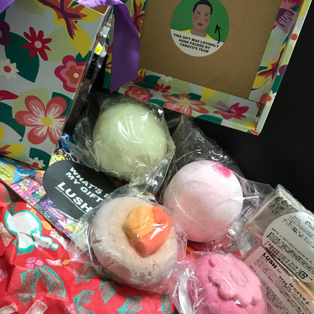 LUSH(ラッシュ)のLUSH バスボール4 ボディソープ2 プレゼントBOX✨ コスメ/美容のボディケア(ボディソープ/石鹸)の商品写真