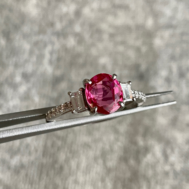 ハイジュエリー ネオンピンクスピネル　1.7ct弱 ダイヤモンド リング 蛍光 レディースのアクセサリー(リング(指輪))の商品写真