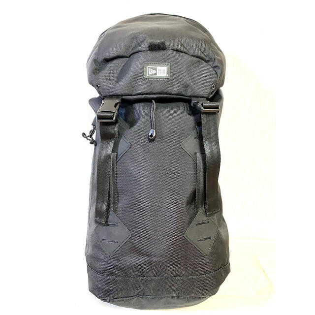 NEW ERA(ニューエラー)のニューエラ/ラックサック35l プリントロゴ　ブラック/ホワイト メンズのバッグ(バッグパック/リュック)の商品写真