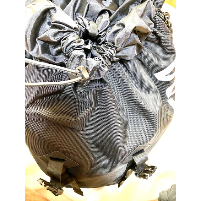 NEW ERA(ニューエラー)のニューエラ/ラックサック35l プリントロゴ　ブラック/ホワイト メンズのバッグ(バッグパック/リュック)の商品写真