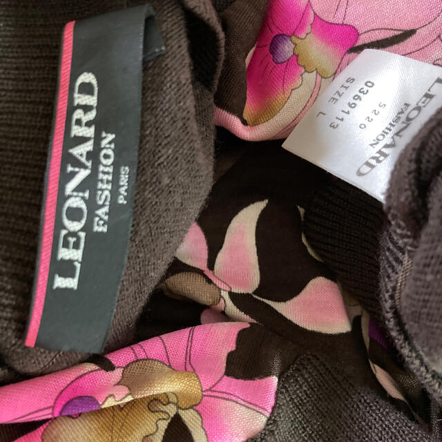LEONARD(レオナール)のレオナール  Lサイズ　ダークブラウン地にピンク花 レディースのワンピース(ひざ丈ワンピース)の商品写真