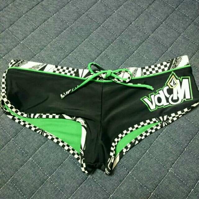 volcom(ボルコム)の【よっぴー様専用】ボルコム☆水着セット  レディースの水着/浴衣(水着)の商品写真