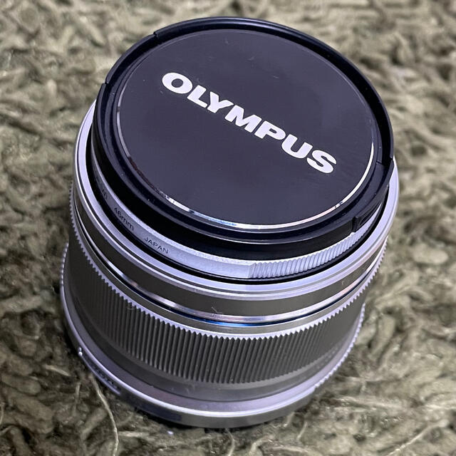 OLYMPUS(オリンパス)のOLYMPUS M.ZUIKO DIGITAL 25mm F1.8 オマケ付 スマホ/家電/カメラのカメラ(レンズ(単焦点))の商品写真