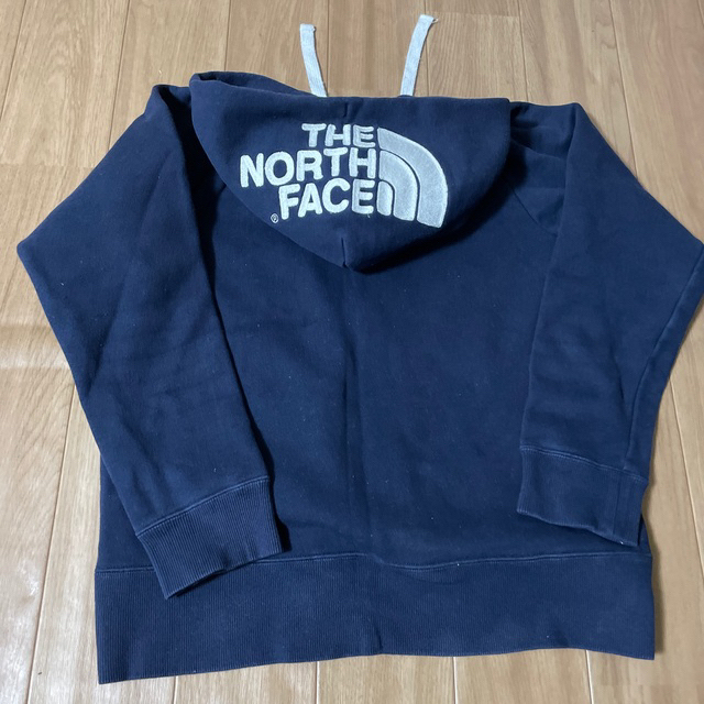 THE NORTH FACE(ザノースフェイス)のLサイズ！ネイビー THE NORTH FACE 定番 パーカー（レディース　 レディースのトップス(パーカー)の商品写真