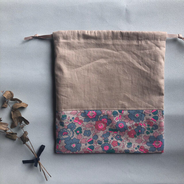 【handmade】リバティ　巾着袋 ハンドメイドのキッズ/ベビー(外出用品)の商品写真