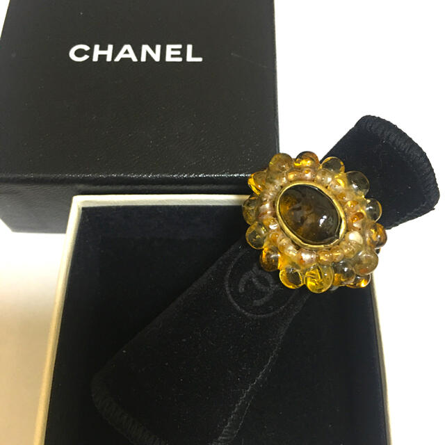 CHANEL(シャネル)のシャネル　ヴィンテージ　ビジューリング　イエロー　グリポア　大きなカメリア　 レディースのアクセサリー(リング(指輪))の商品写真