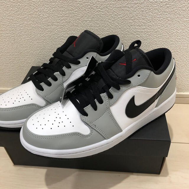 NIKE(ナイキ)のNIKE AIR JORDAN 1 LOW LIGHT SMOKE GREY メンズの靴/シューズ(スニーカー)の商品写真