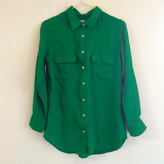 チャオパニックティピー(CIAOPANIC TYPY)の鮮やかなグリーンのシャツ(シャツ/ブラウス(長袖/七分))