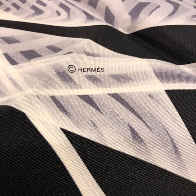 Hermes(エルメス)の希少　エルメス スカーフ カレ イヤーズギフト　2020 レディースのファッション小物(バンダナ/スカーフ)の商品写真