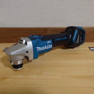 マキタ(Makita)のマキタ18V　新品　100mm充電式ディスクグラインダー　無線連動　GA412D(工具/メンテナンス)