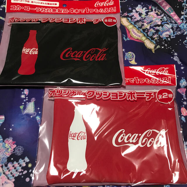 コカ・コーラ(コカコーラ)のコカ・コーラ クッションポーチ 2点セット♡ レディースのファッション小物(ポーチ)の商品写真