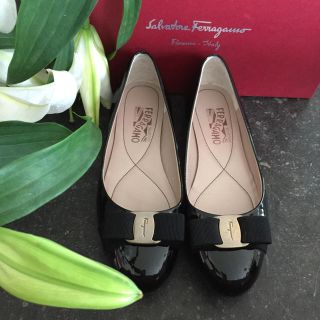 サルヴァトーレフェラガモ(Salvatore Ferragamo)のフェラガモ ヴァラの可愛いエナメルのお靴(その他)