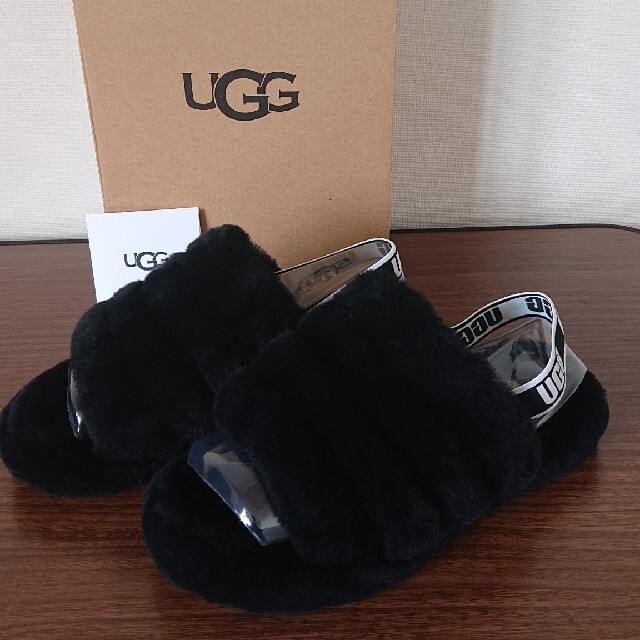 UGG(アグ)のフラッフイヤー スライド ブラック 23.5センチ レディースの靴/シューズ(サンダル)の商品写真