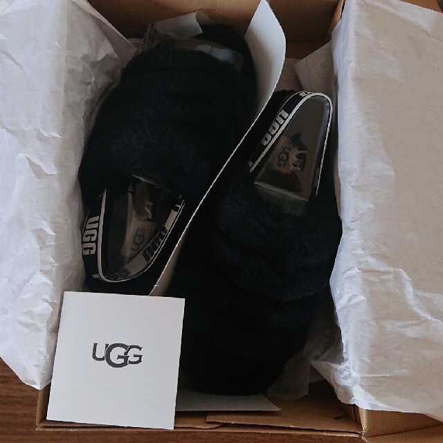 UGG(アグ)のフラッフイヤー スライド ブラック 23.5センチ レディースの靴/シューズ(サンダル)の商品写真