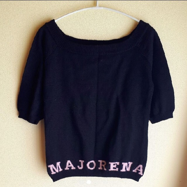 Majorena(マジョレナ)のMajorena　オフショル　ロゴニット レディースのトップス(ニット/セーター)の商品写真