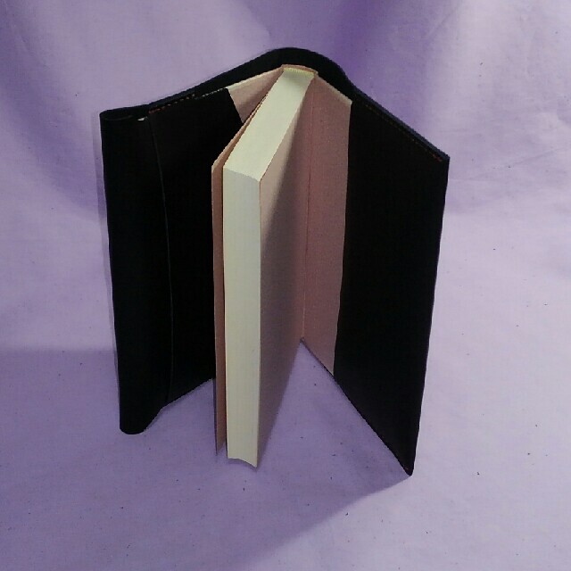 単行本ハードカバー用本革ブックカバー/黒スムースレザー R_23520 ハンドメイドの文具/ステーショナリー(ブックカバー)の商品写真