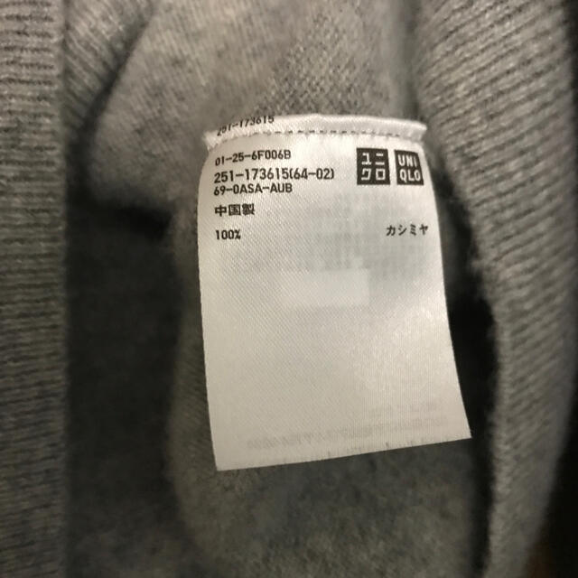 UNIQLO(ユニクロ)のUNIQLO＊カシミヤVネックニットとフラワーチェーンネックレスのセット レディースのトップス(ニット/セーター)の商品写真