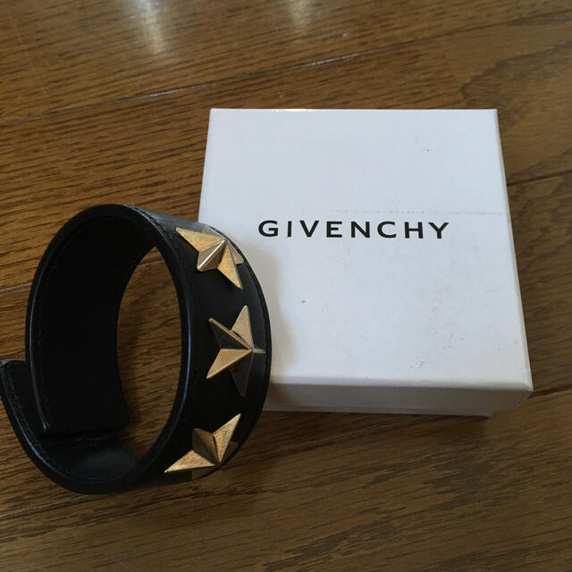 GIVENCHY(ジバンシィ)のgivenchy スタッズ　バングル メンズのアクセサリー(バングル/リストバンド)の商品写真