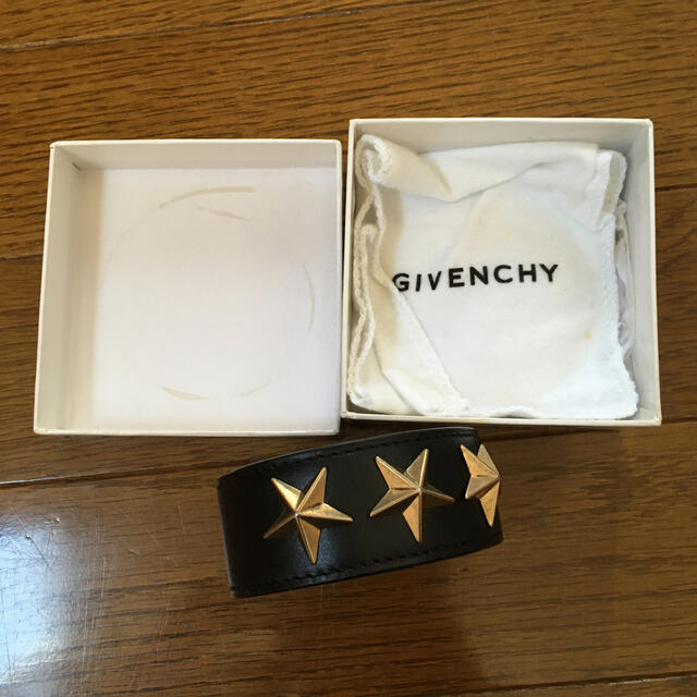 GIVENCHY(ジバンシィ)のgivenchy スタッズ　バングル メンズのアクセサリー(バングル/リストバンド)の商品写真