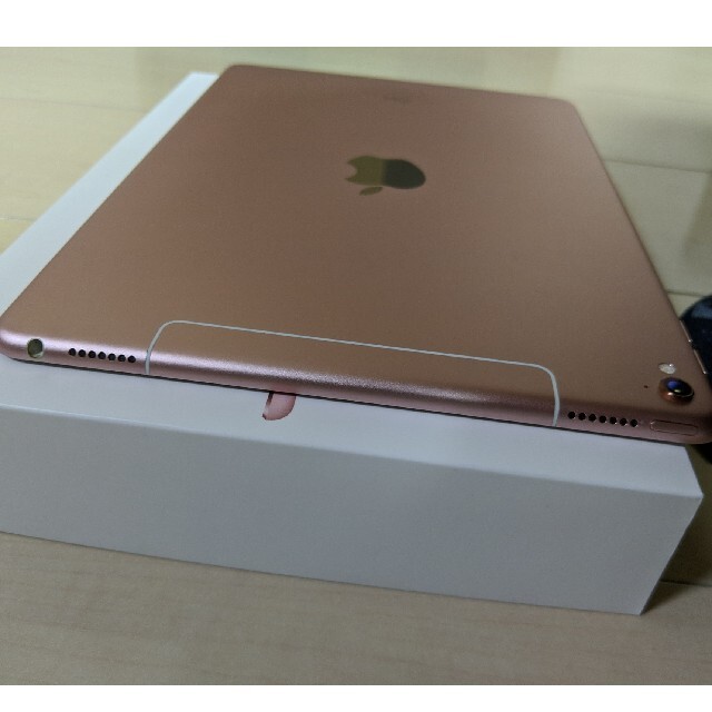Apple(アップル)のiPad Pro 9.7 WiFi + Cellular 32GB SIMフリー スマホ/家電/カメラのPC/タブレット(タブレット)の商品写真