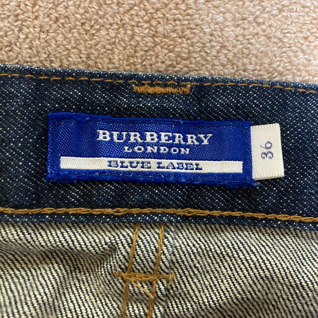 BURBERRY BLUE LABEL(バーバリーブルーレーベル)のバーバリーブルーレーベル　ジーンズ　36 レディースのパンツ(デニム/ジーンズ)の商品写真
