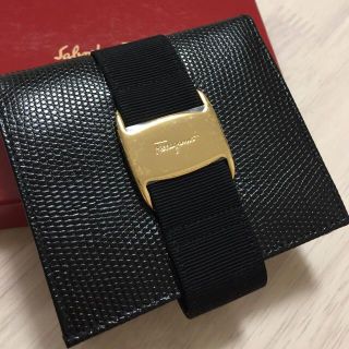 サルヴァトーレフェラガモ(Salvatore Ferragamo)のフェラガモ　型押しレザー　黒　二つ折り財布　ヴァラ(財布)