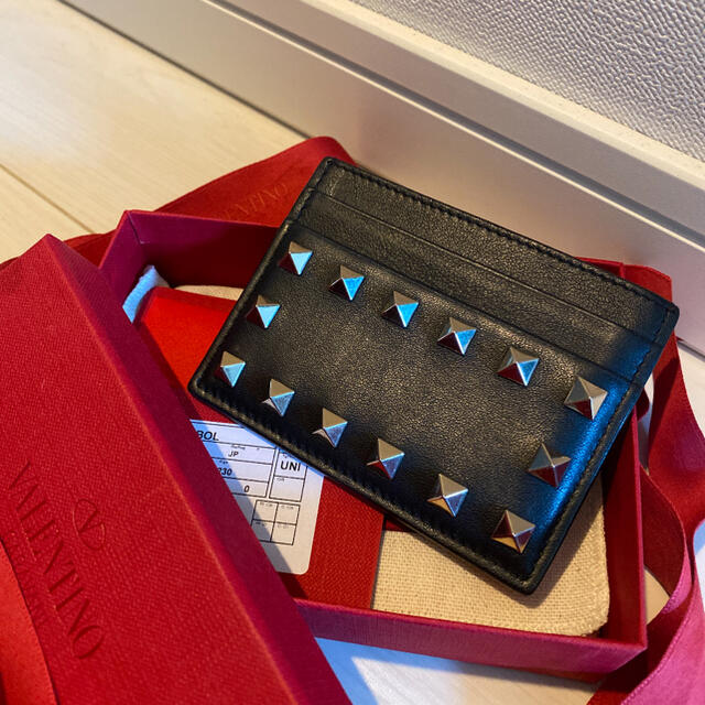 VALENTINO(ヴァレンティノ)のvalentino ヴァレンティノ　ロックスタッズ カードケース レディースのファッション小物(名刺入れ/定期入れ)の商品写真