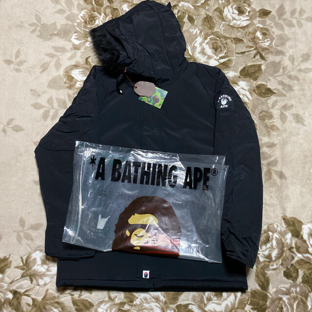 A BATHING APE(アベイシングエイプ)のAPE BAPE KAWS pirate store 限定　パーカー　ジャケット メンズのジャケット/アウター(ダウンジャケット)の商品写真