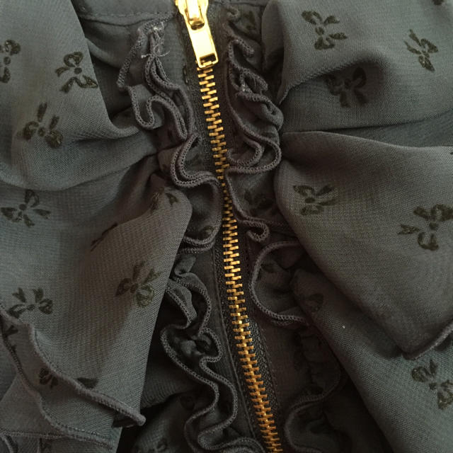 Avail(アベイル)のリボン柄ブラウス レディースのトップス(シャツ/ブラウス(半袖/袖なし))の商品写真