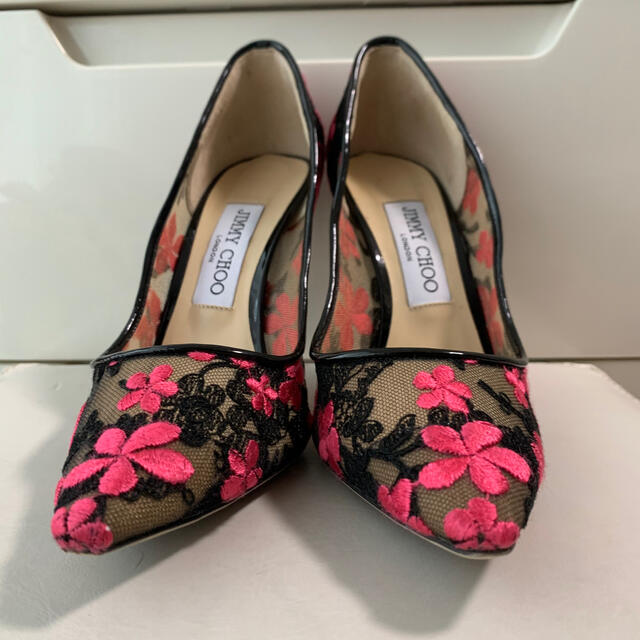 JIMMY CHOO(ジミーチュウ)のジミーチュウ　ブラックレース　ピンクフラワー　パンプス レディースの靴/シューズ(ハイヒール/パンプス)の商品写真