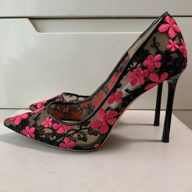 JIMMY CHOO(ジミーチュウ)のジミーチュウ　ブラックレース　ピンクフラワー　パンプス レディースの靴/シューズ(ハイヒール/パンプス)の商品写真