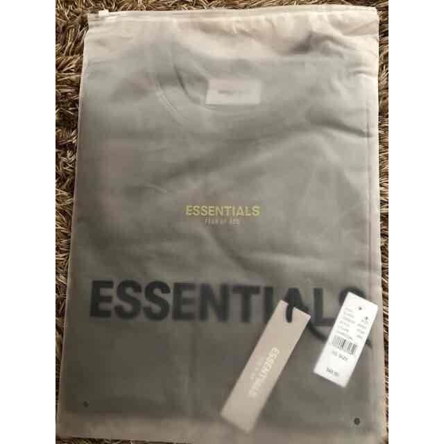 ESSENTIAL DESIGNS(エッセンシャルデザイン)のFOG　Fear Of God Essentials チャコール Logo xs メンズのトップス(Tシャツ/カットソー(半袖/袖なし))の商品写真