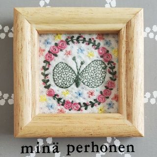 ミナペルホネン(mina perhonen)のミナペルホネンお花の刺繍☆ミニフレーム☆ハンドメイド(コサージュ/ブローチ)